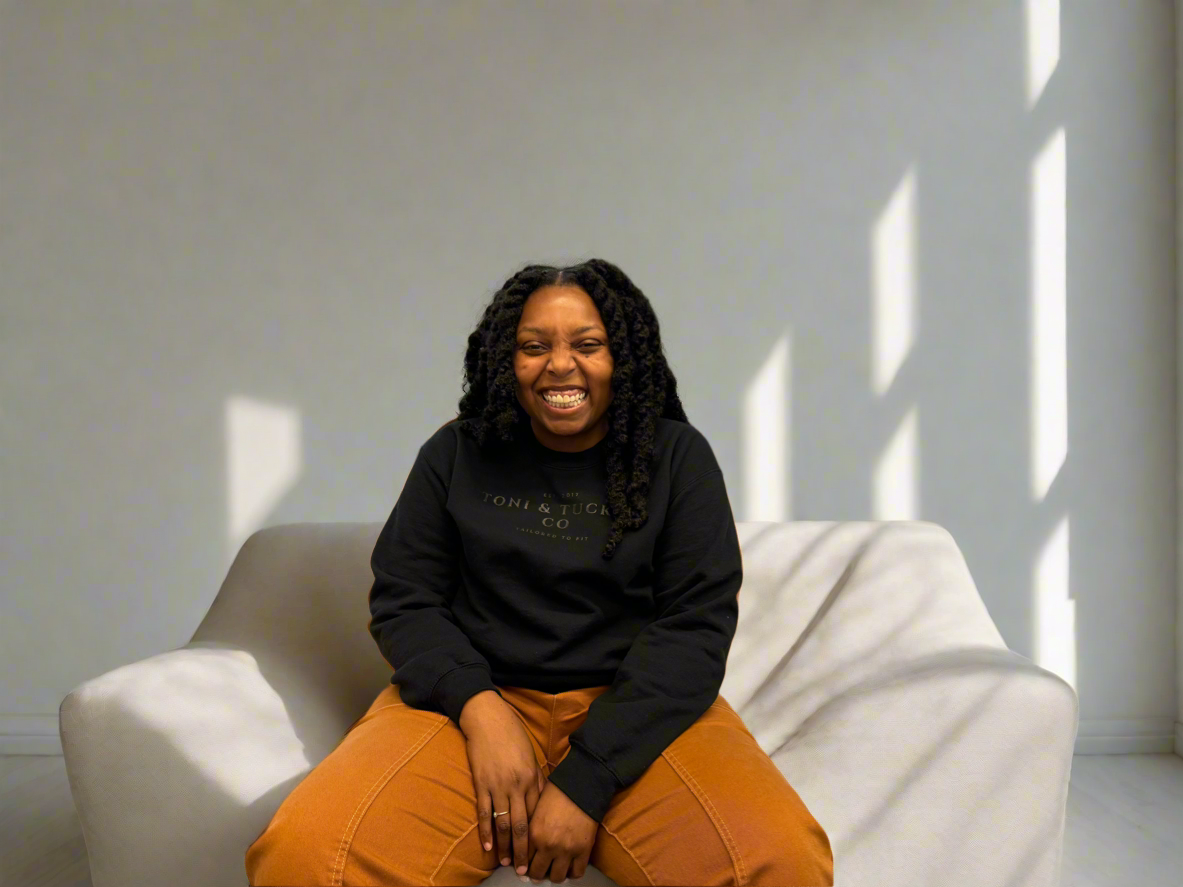 T&TSignature Sweatshirt-Black|Smiling View